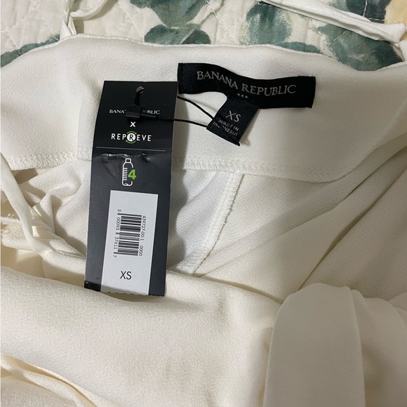 Banana Republic Factory women’s XS white Twist Front Crepe Camisole tank top - Picture 6 of 6